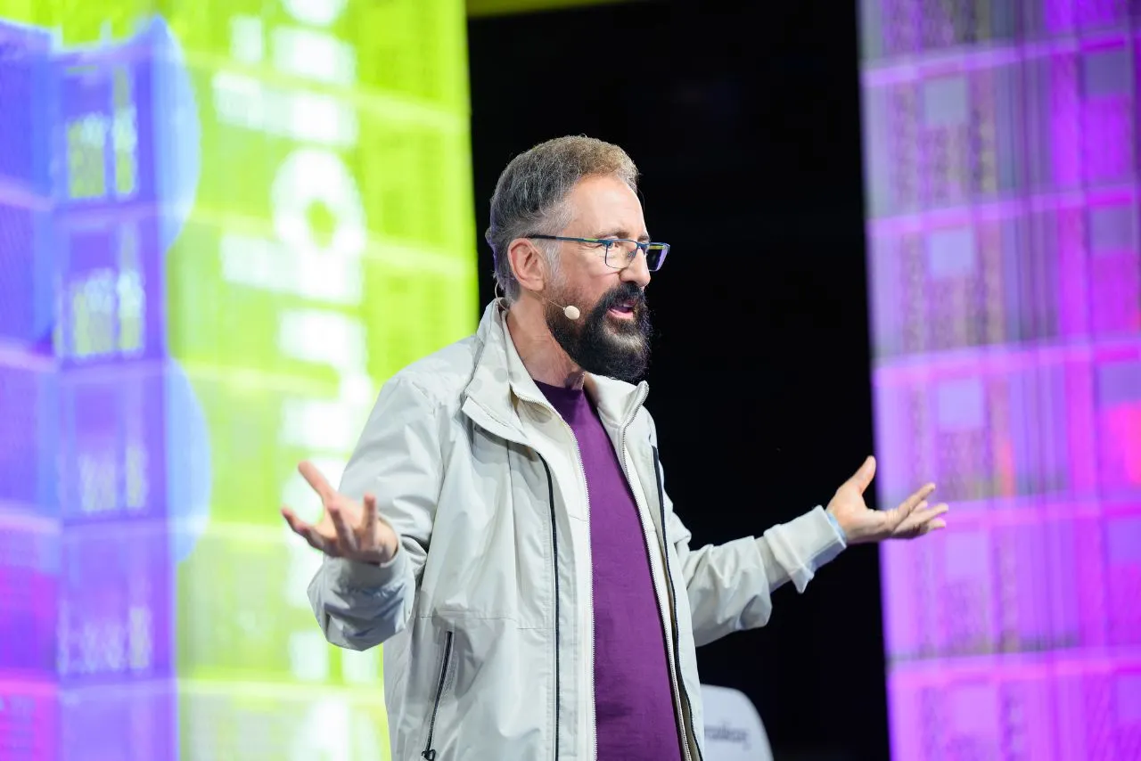 André Frank Zimpel während seines Talks auf der re:publica 2025